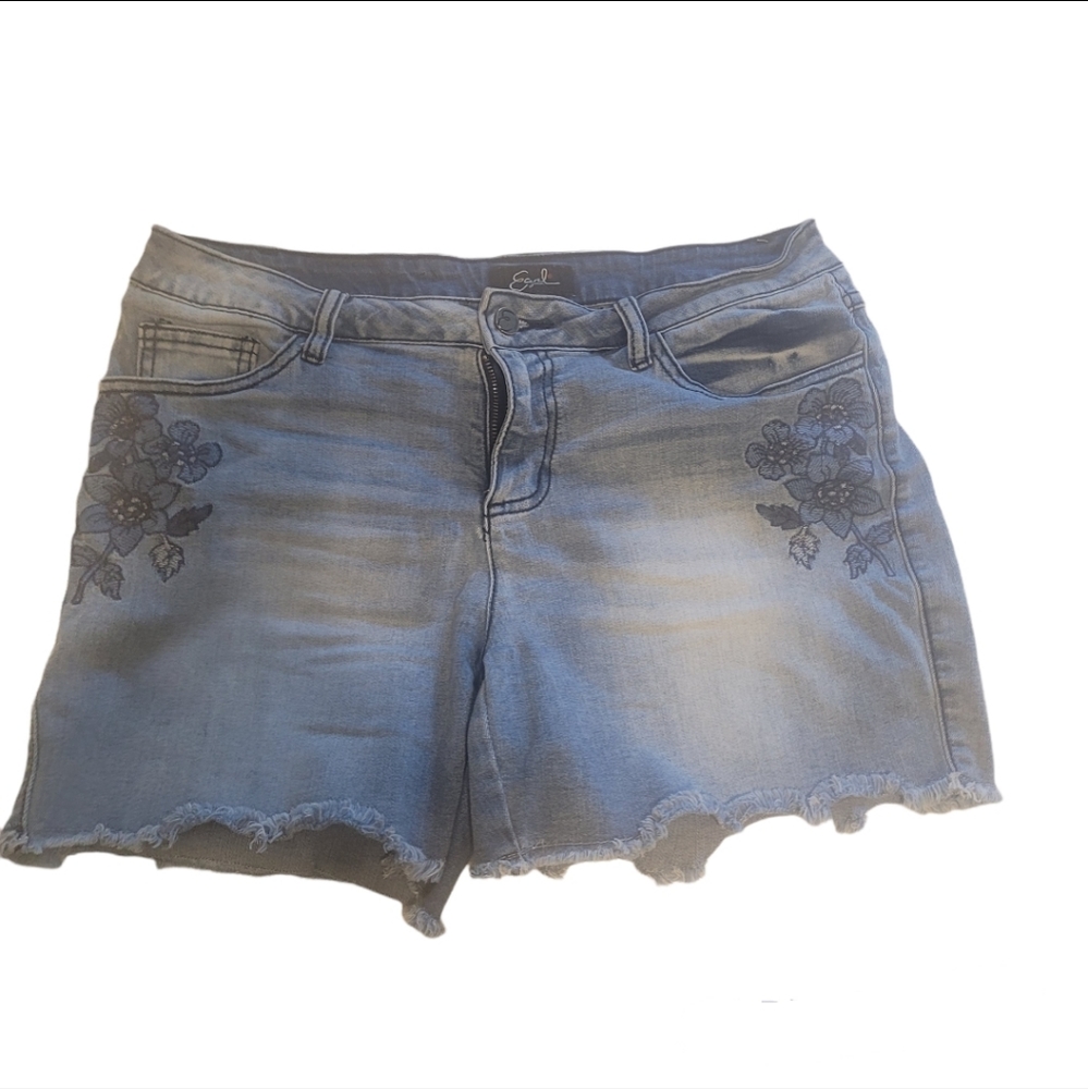 Earl blue jean shorts. Flower embroidery on the sides. Four pockets. Siz…
